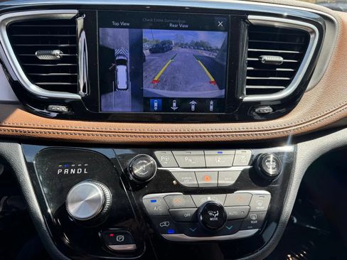 Used 2017 Chrysler Pacifica Limited w/ Advanced Safetytec Group FWD image 23