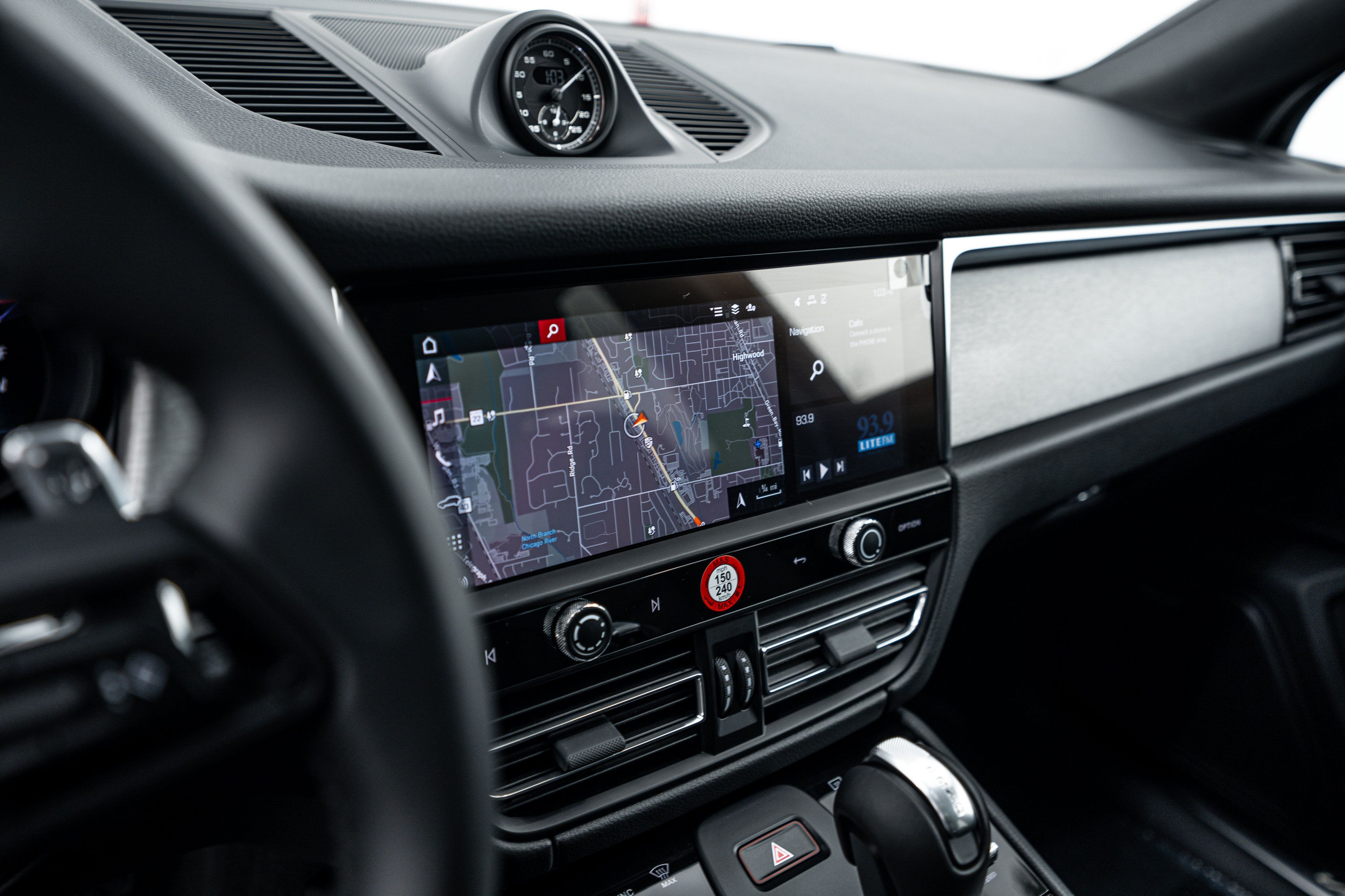 Certified 2026 Porsche Macan AWD/4WD image 15