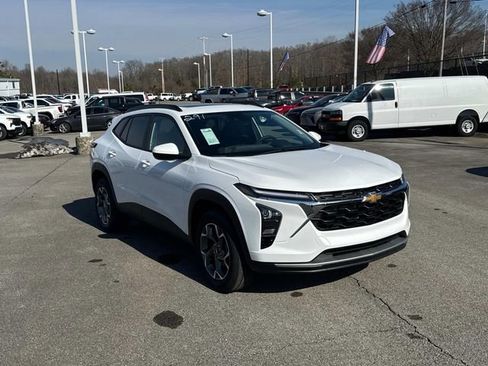 New 2026 Chevrolet Trax LT w/ Sunroof Package FWD image 2