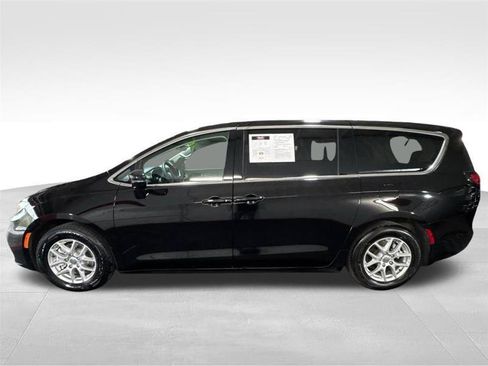 Used 2024 Chrysler Pacifica Touring-L FWD image 8