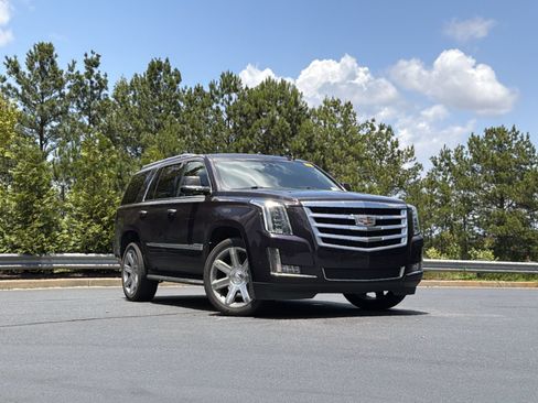 Used 2018 Cadillac Escalade Luxury AWD/4WD image 2