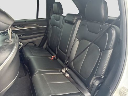 Used 2022 Jeep Grand Cherokee Overland w/ Luxury Tech Group IV AWD/4WD image 14