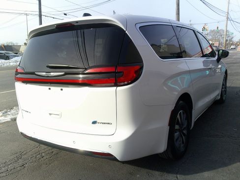 Used 2024 Chrysler Pacifica Select image 7