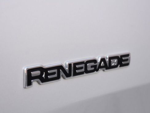 Used 2018 Jeep Renegade Latitude w/ Cold Weather Group image 27