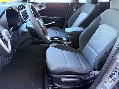 Used 2023 Kia Soul LX FWD image 28