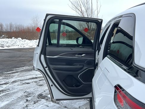 Used 2024 Jeep Grand Cherokee Limited w/ Luxury Tech Group II image 37