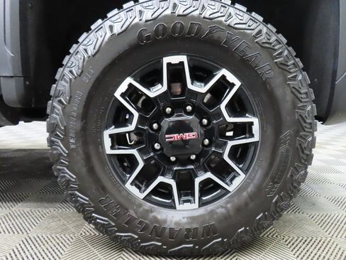Used 2025 GMC Sierra 2500 AT4X image 8