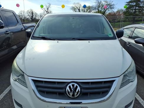 Used 2010 Volkswagen Routan S image 2