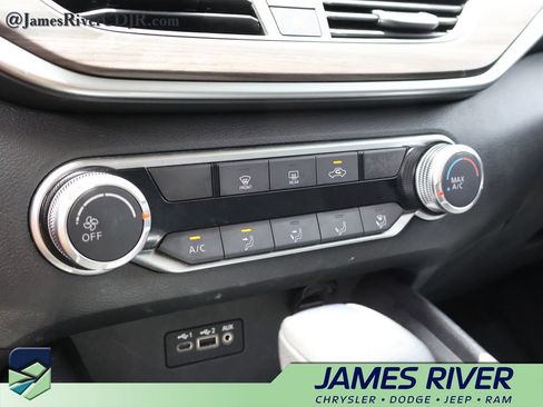 Used 2025 Nissan Altima 2.5 SV FWD image 35