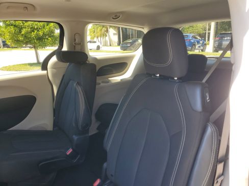Used 2022 Chrysler Voyager LX image 14