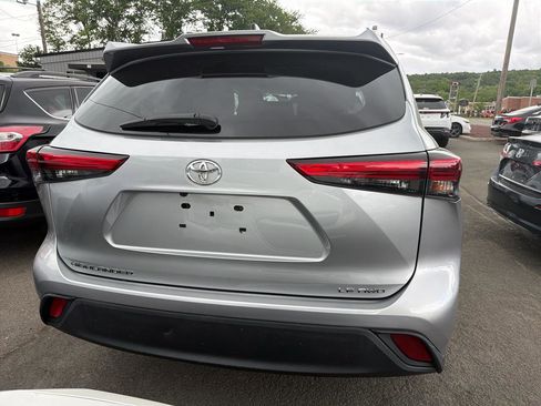 Used 2022 Toyota Highlander LE AWD/4WD image 7