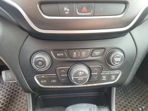 Used 2019 Jeep Cherokee Trailhawk w/ Comfort & Convenience Group AWD/4WD image 17