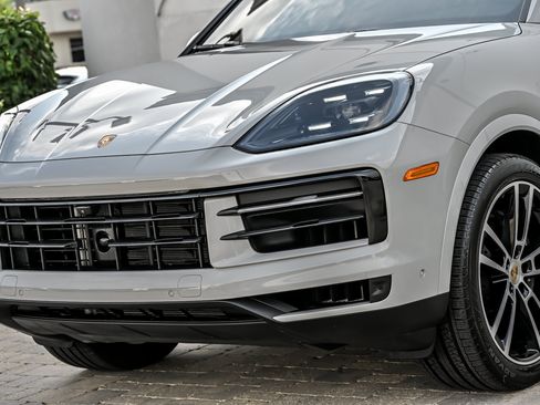 Used 2024 Porsche Cayenne AWD/4WD image 6