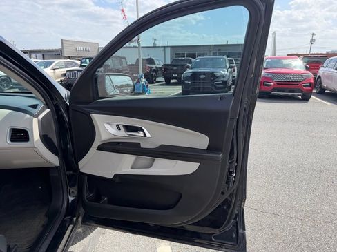 Used 2017 Chevrolet Equinox LT w/ Driver Confidence Package II AWD/4WD image 28