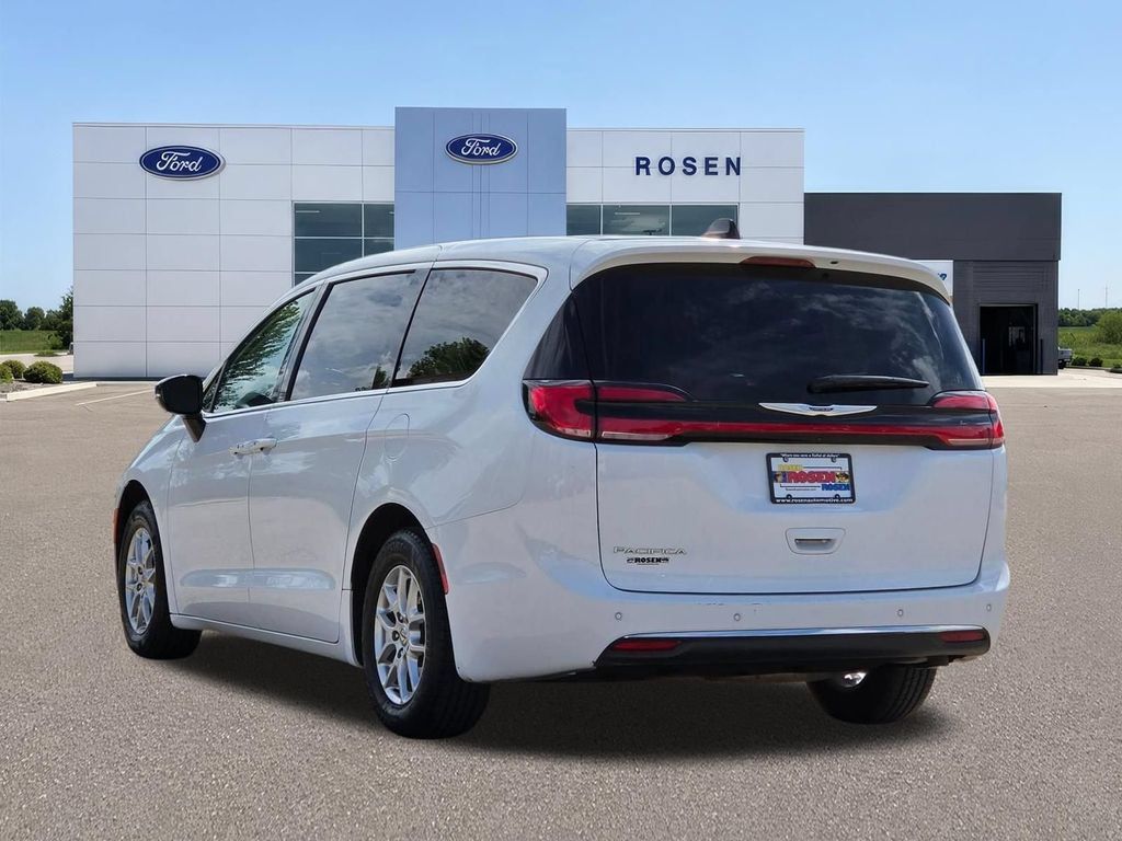 Used 2024 Chrysler Pacifica Touring-L FWD image 5