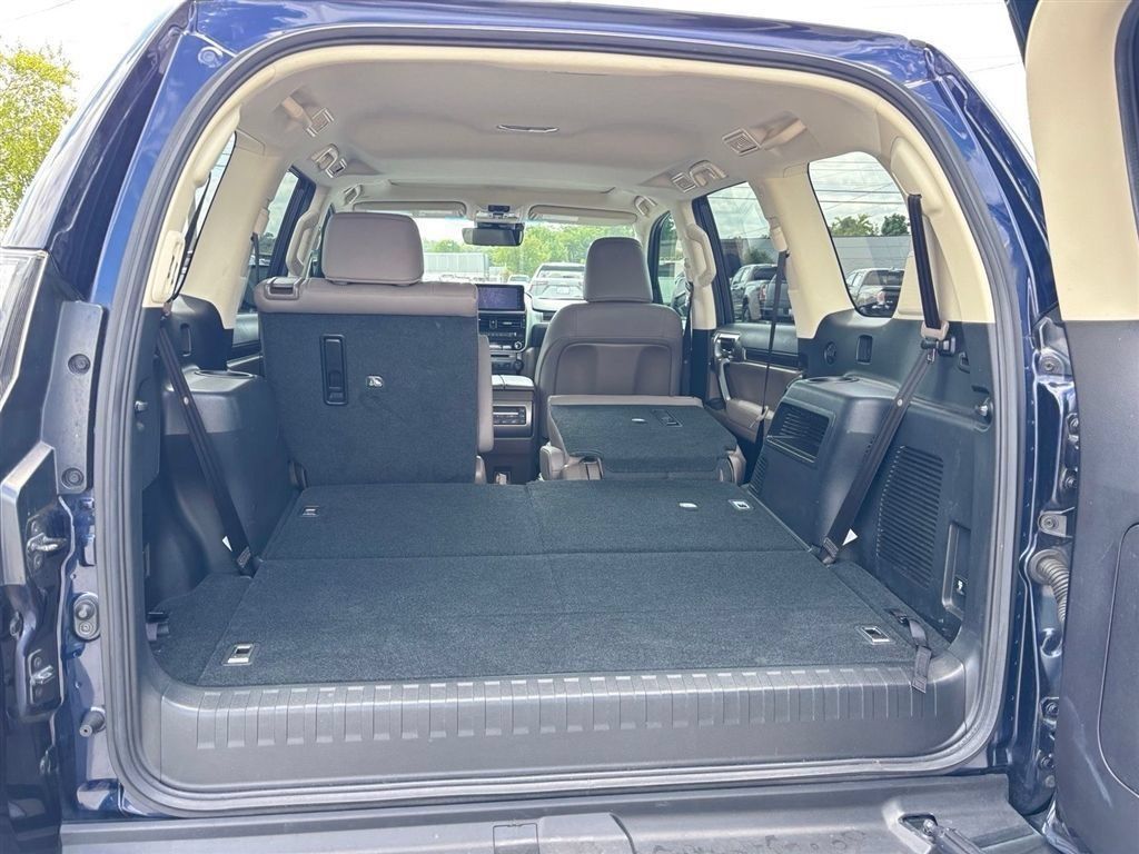 Used 2023 Lexus GX 460 Premium w/ Accessory Package AWD/4WD image 15