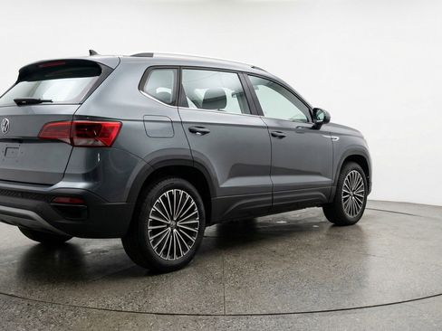 Used 2025 Volkswagen Taos SE image 9