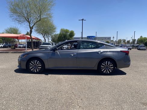 Used 2024 Nissan Altima 2.5 SV FWD image 3