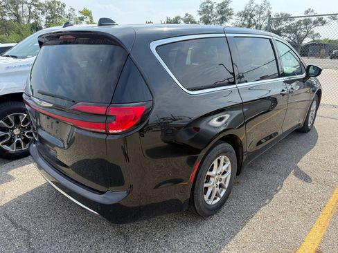 Used 2025 Chrysler Pacifica Select FWD image 2