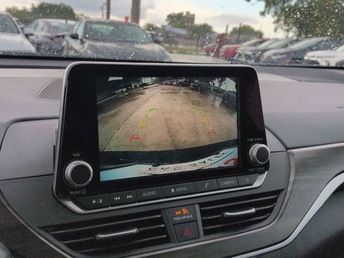 Used 2025 Nissan Altima 2.5 SV FWD image 17