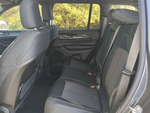 New 2025 Jeep Grand Cherokee Laredo image 12