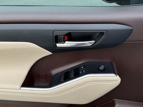 Used 2021 Toyota Highlander XLE FWD image 15