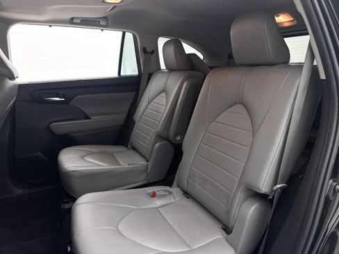 Used 2022 Toyota Highlander XLE FWD image 32