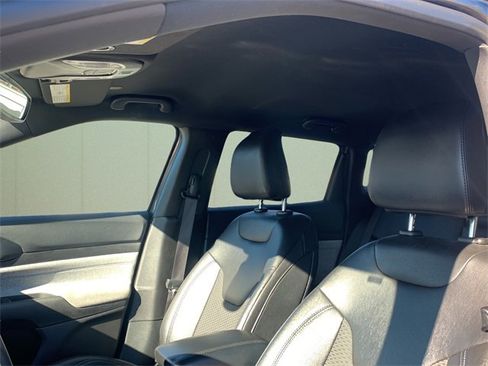 Used 2024 Jeep Compass Latitude image 36