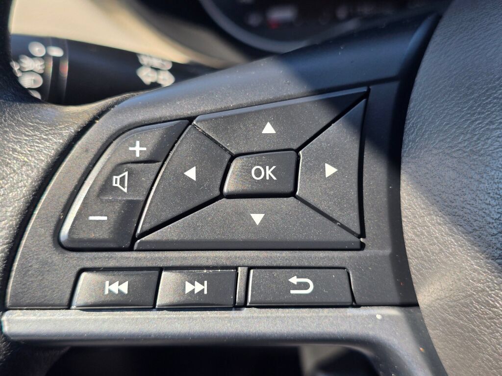 Used 2021 Nissan Versa SV FWD image 31