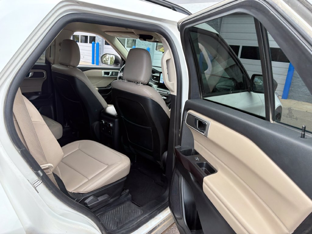 Used 2020 Ford Explorer XLT w/ Equipment Group 202A AWD/4WD image 30