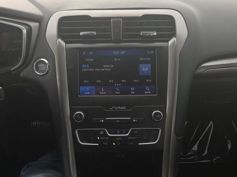 Used 2019 Ford Fusion SE image 25