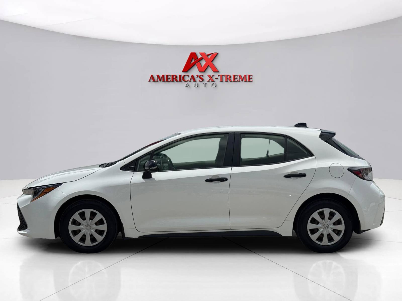 Used 2022 Toyota Corolla SE FWD image 2