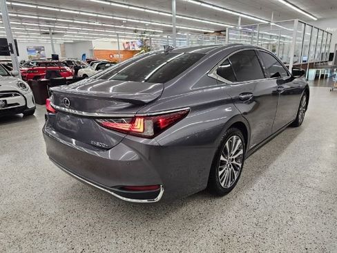 Used 2021 Lexus ES 300h w/ Premium Package image 4