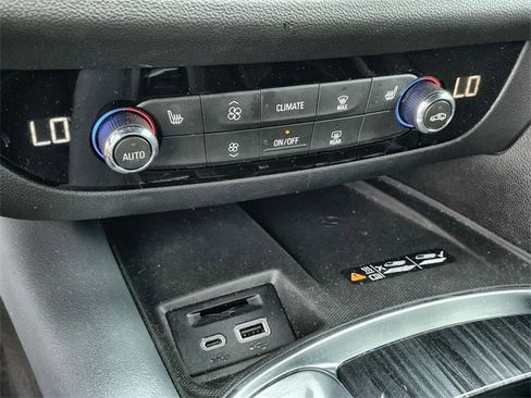 Used 2022 Buick Enclave Essence image 17