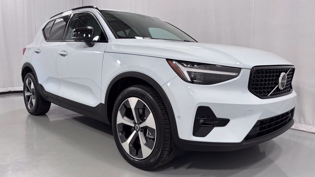 Certified 2026 Volvo XC40 B5 Plus AWD/4WD image 4