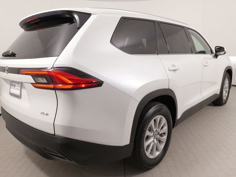 Used 2024 Toyota Grand Highlander XLE image 10