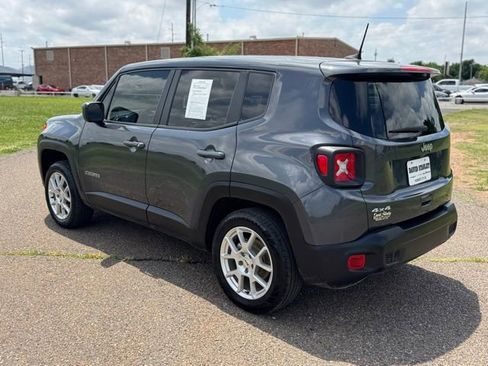 Used 2023 Jeep Renegade Latitude AWD/4WD image 4