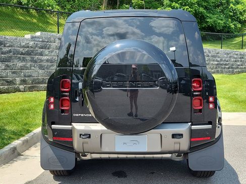 New 2025 Land Rover Defender 90 X-Dynamic SE image 7