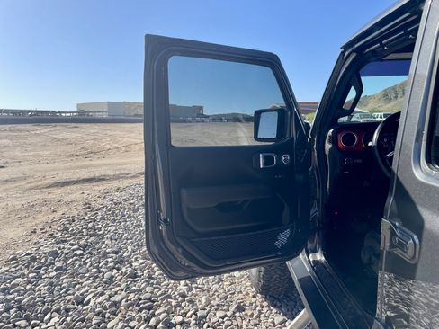 Used 2021 Jeep Gladiator Rubicon AWD/4WD image 12