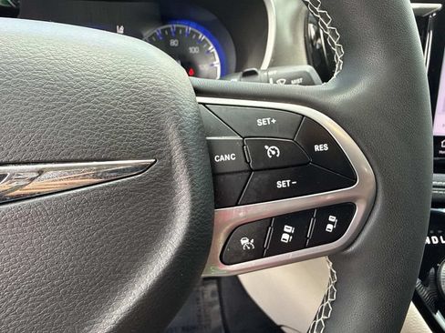 Used 2022 Chrysler Pacifica Touring-L w/ Uconnect Theater Family Group AWD/4WD image 37