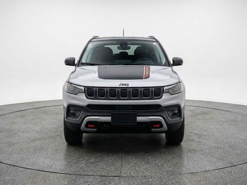 Used 2025 Jeep Compass Trailhawk AWD/4WD image 2