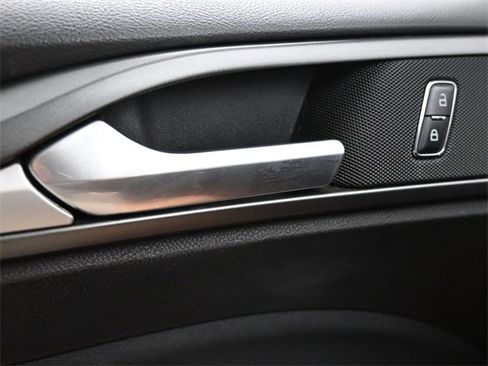 Used 2016 Ford Fusion SE image 27