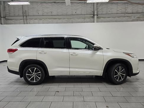 Used 2018 Toyota Highlander XLE image 17