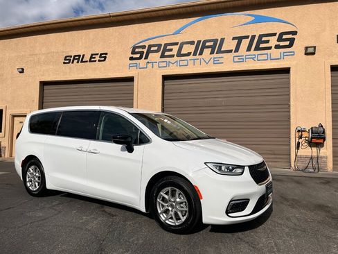Used 2024 Chrysler Pacifica Touring-L FWD image 1