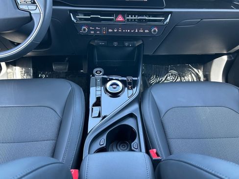 Used 2025 Kia Niro Wind w/ Wind Preserve Package FWD image 12