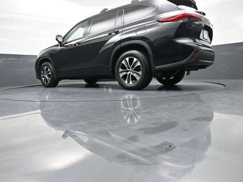 Certified 2020 Toyota Highlander XLE AWD/4WD image 34