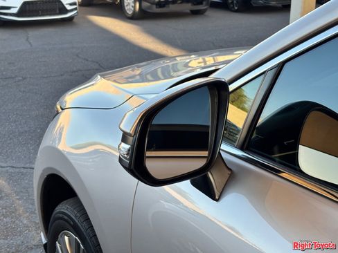 Used 2023 Toyota Venza XLE AWD/4WD image 9