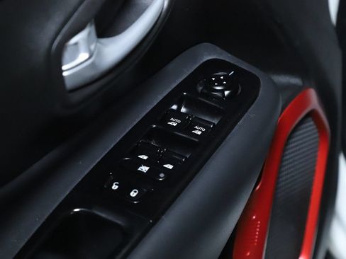 Used 2023 Jeep Renegade Latitude w/ Sun/Sound Group AWD/4WD image 17