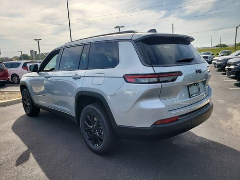 New 2026 Jeep Grand Cherokee L 2WD image 8