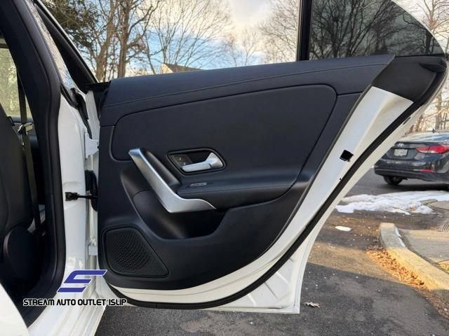 Used 2023 Mercedes-Benz CLA 250 4MATIC image 17